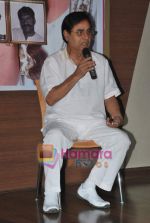 Jagjit Singh at the launch of Manesha Agarwal_s album Padaro Mhare Dess.. in Parel on 2ns May 2011 (3).JPG